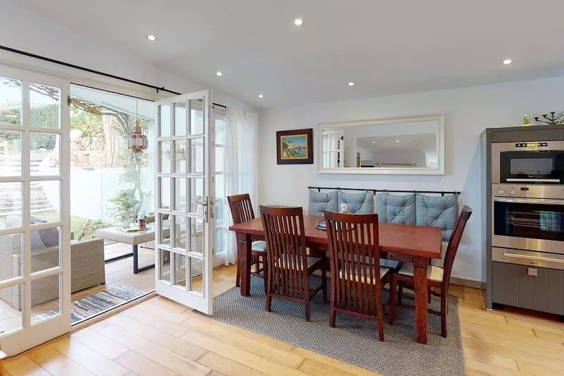 Villa con playa privada, suite con chill out y vista al mar. Piscina agua salina