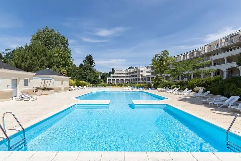 Beautiful apartment, terrace, swimming pools 300 m from the beach