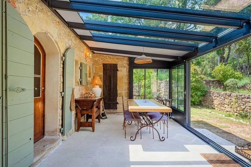 Former sheepfold in the heart of nature at Lauris le Mas des Redelles