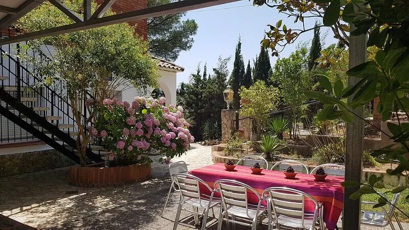 Spacious villa sleeps 20, swimming pool, tennis court, mini-golf course