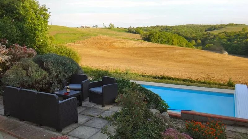 Charming farmhouse near Toulouse with swimming pool. Pet and family friendly.