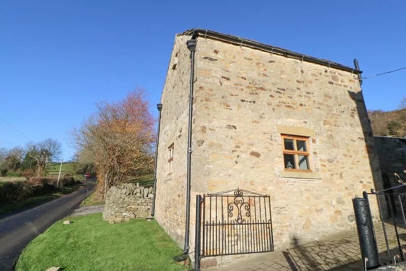 DROVER'S COTTAGE, pet friendly, with a garden in Wolsingham