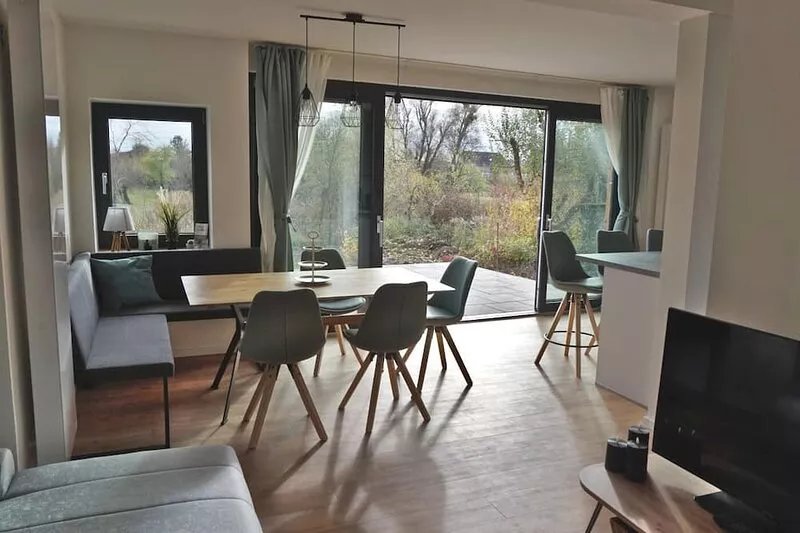Fewo EG am Fluss mit Terrasse - Eine Grüne Oase