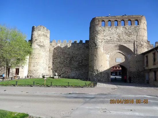 Puerta de la Villa y Murallas de Coca
