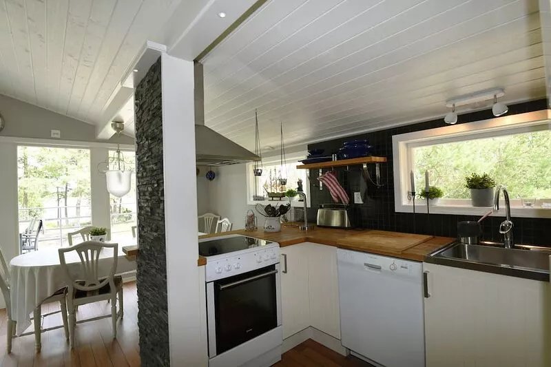 Cottage with a nice view of Lake Vänern outside Mellerud | SE17009