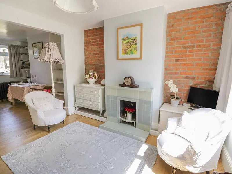 MEADOW VIEW, pet friendly, with a garden in Banbury