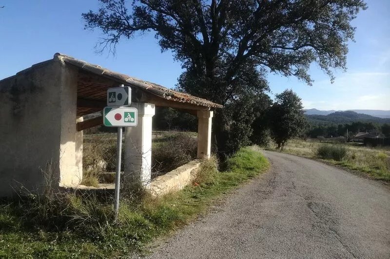 house with peaceful pool, south Luberon, between vineyards and olive trees