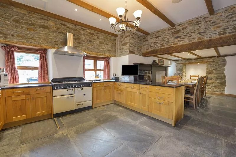 HAYE BARTON FARM, pet friendly, character holiday cottage in St Ive