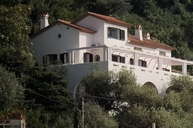Beautiful panoramic villa in a private park with descent to the sea