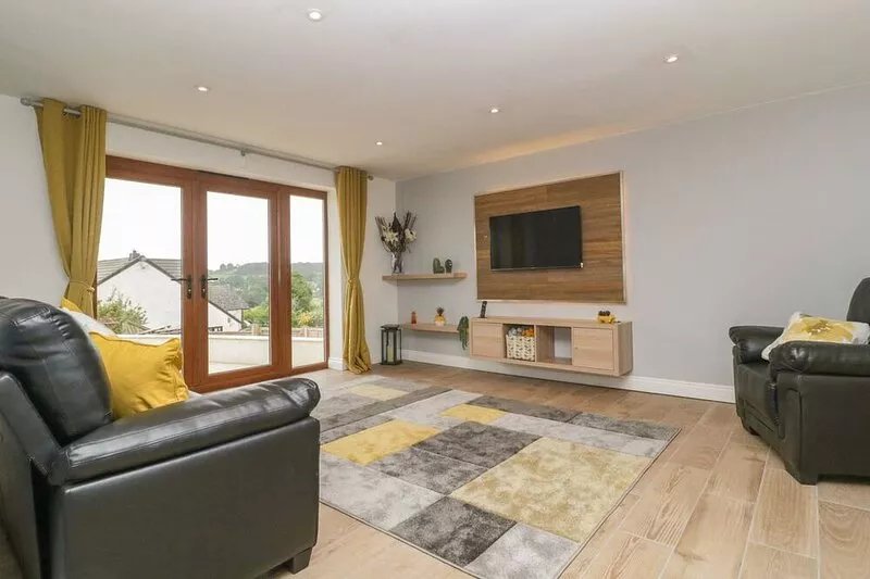 Bumble Bee, Modern Purpose Built Holiday Cottage 8miles from the coast