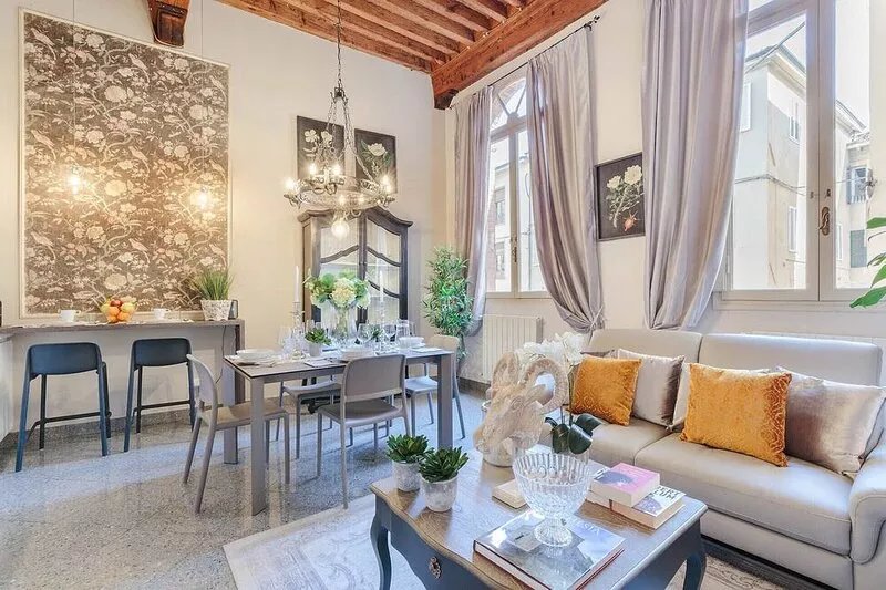 ARIAS APARTMENT in the iconic Piazza San Michele
