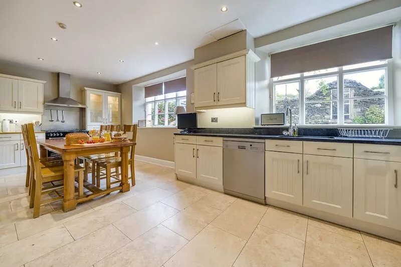Bannerrigg, a fabulous celebration house with hot tub and cinema in Windermere