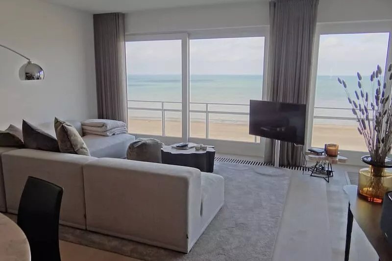 Embassy 0802 with beautiful sea views