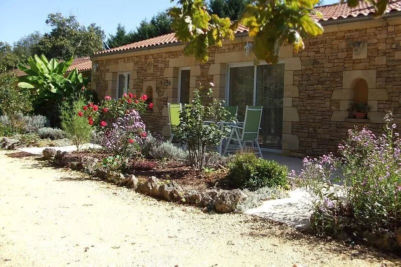 Quiet bungalow - private heated pool 5 mins from SARLAT