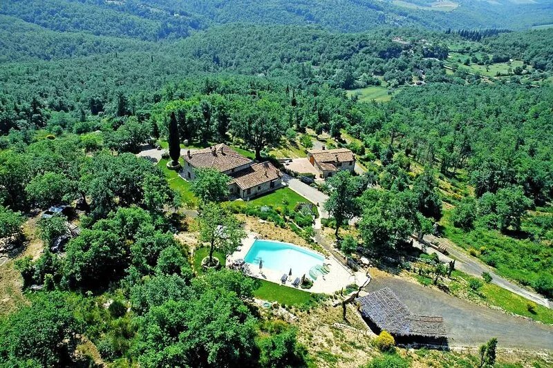 Farmhouse with beautiful pool and jacuzzi, panoramic location in chianti