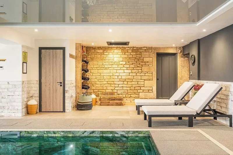Countryside Granary cottage with access to indoor pool, sauna & steam room