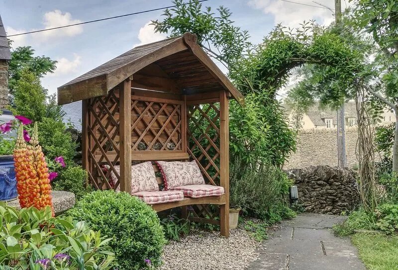 Bay Tree Cottage  is tucked away in an elevated position on the edge of a