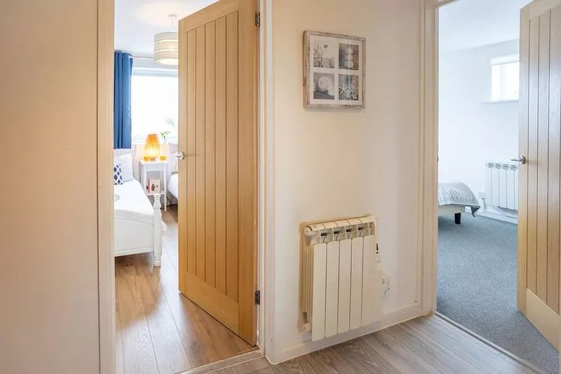Stunning 2 bed seaside apartment with Sea Views