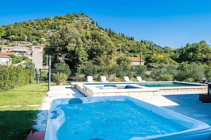 5 bedroom cozy home in Topolo