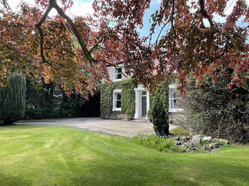 Large House with Garden & Outdoor Furniture - Ideal for Families & Dog Friendly
