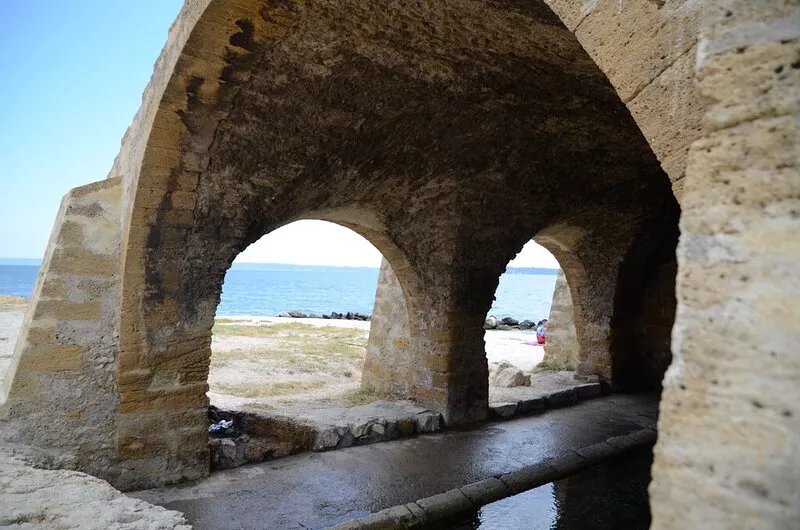 Charming house in medieval village with pond view terrace, private parking