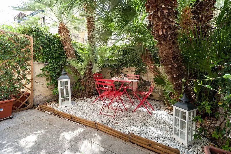 San Pietro 2 - Apartment with garden 50 meters from the subway.