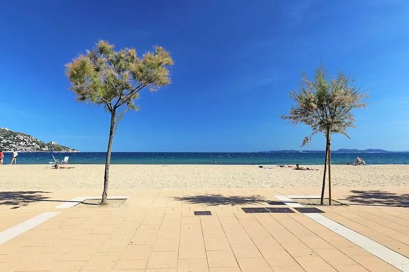 APARTMENT 2-4 PERONNES DIRECT ACCESS TO THE BEACH AIR CONDITIONING WIFI