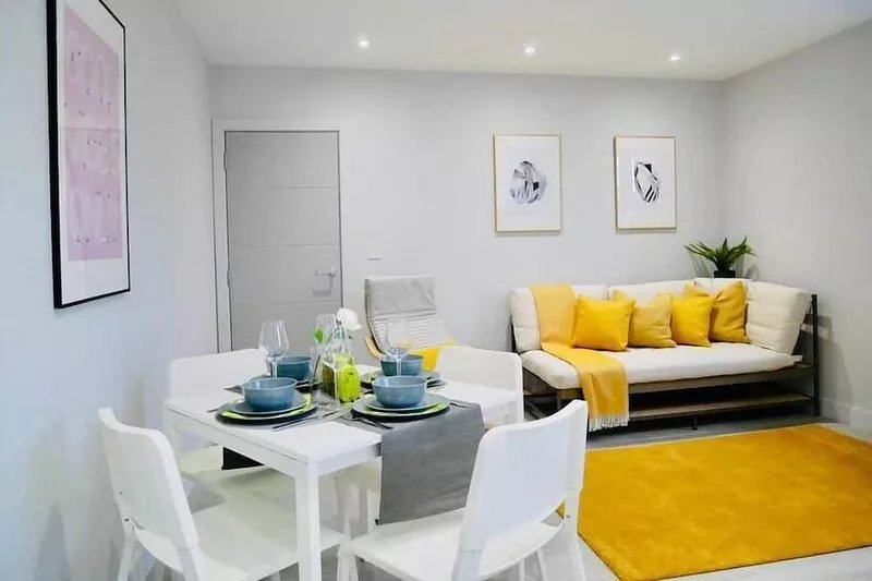 ⭐⭐⭐⭐⭐ Walk to the BEACH, Parking, WIFI & Netflix