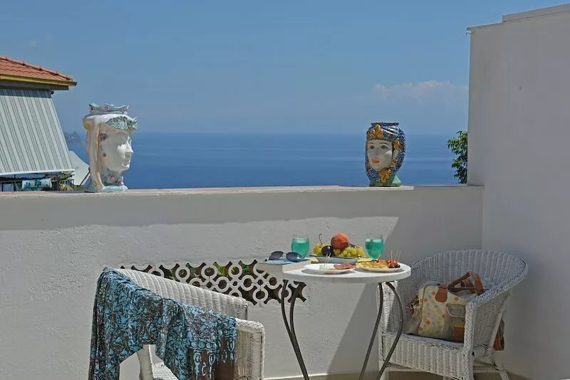 3 Bed House with patio overlooking Mediterranean very close to Corso Umberto
