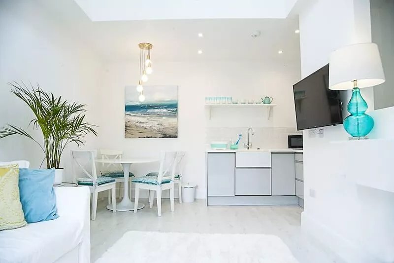 Hampton Court Lodge - Beautiful 2 storey apartment 10 mins walk from Palace