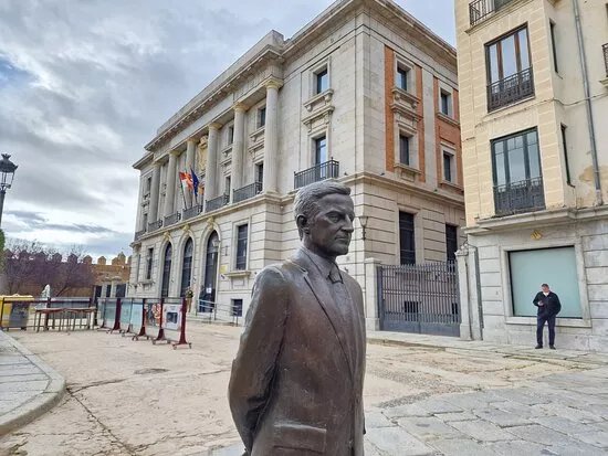 Estatua De Adolfo Suarez