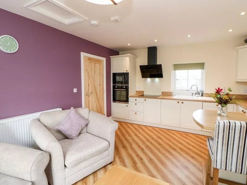 TIGHT LYNE COTTAGE, pet friendly, with open fire in Longtown