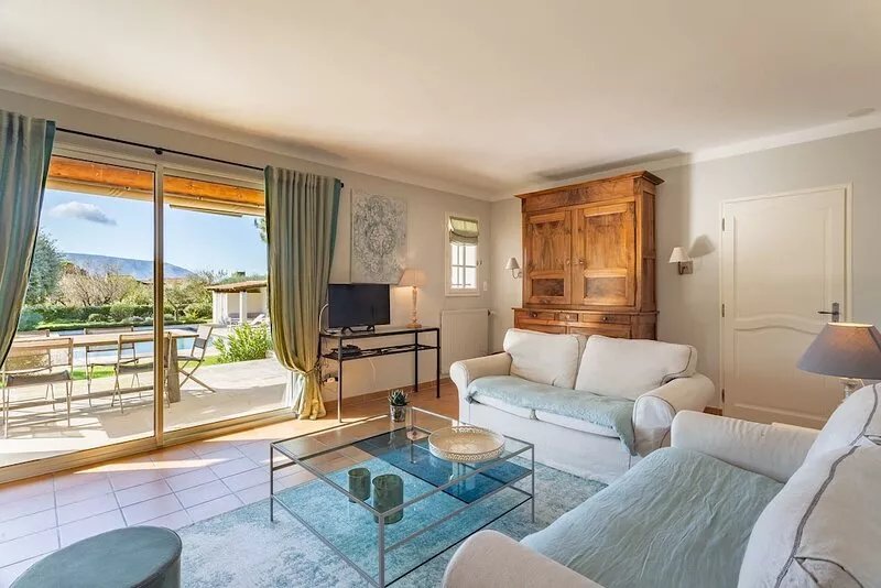 Villa in the heart of the Luberon near Gordes private pool (sleeps 8)