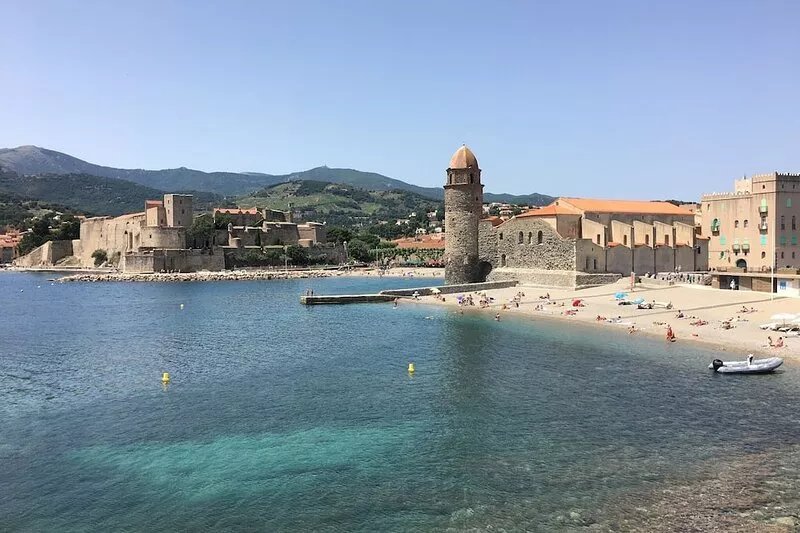 Sunny 2 Bedroom apt on the Port with superb views, 10 mins walk to beach