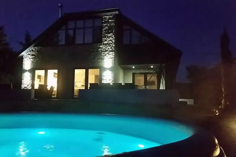 Fantastic, sociable home in the beautiful village of Brighstone, with hot tub.