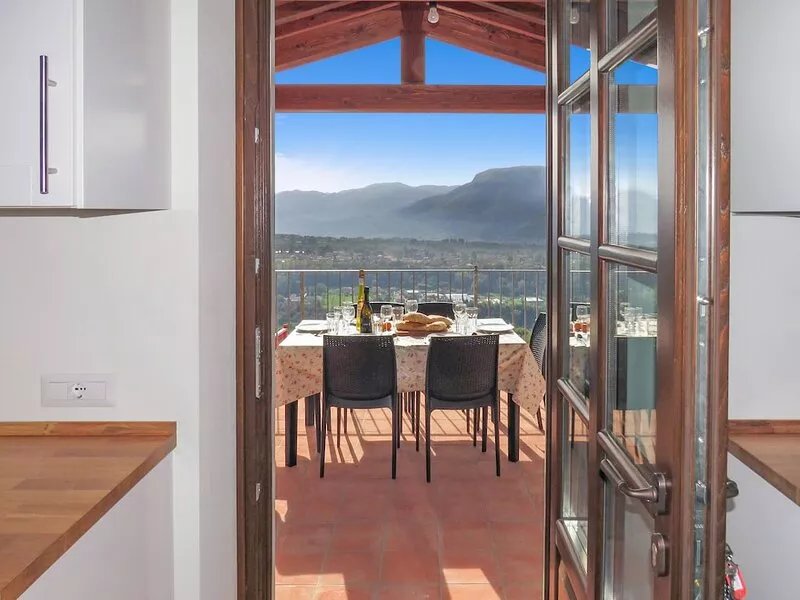 Albiano, private solar heated pool, stunning views, walk restaurant, Barga!