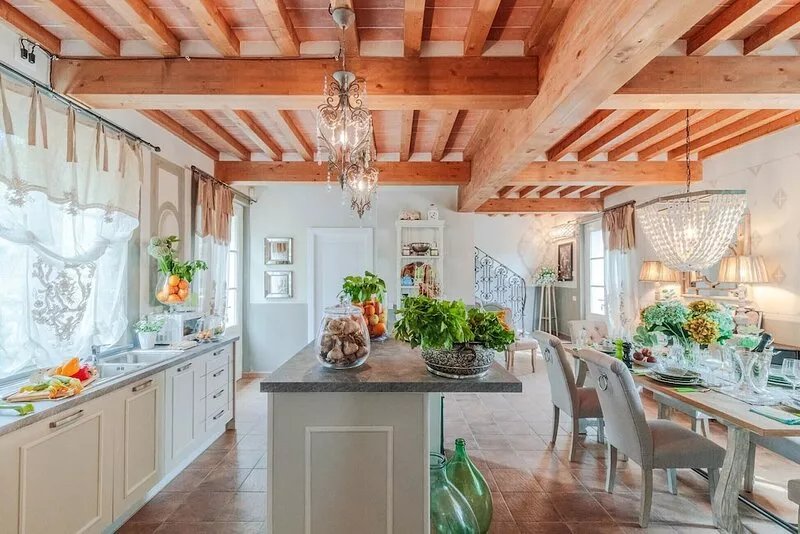 VILLA REGINA, 4 bedrooms and a luxury style among the vineyards by Lucca Town