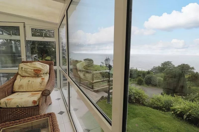 WOODLAND ROOST, family friendly, with a garden in Barmouth
