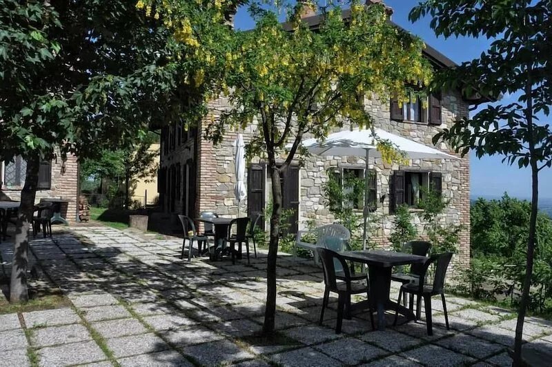 Farmhouse in the heart of Valsamoggia: the land of wine, castles and good food!