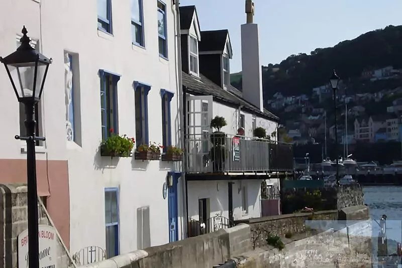Great location. Outside space. Easy parking. Convenient for two beaches and town