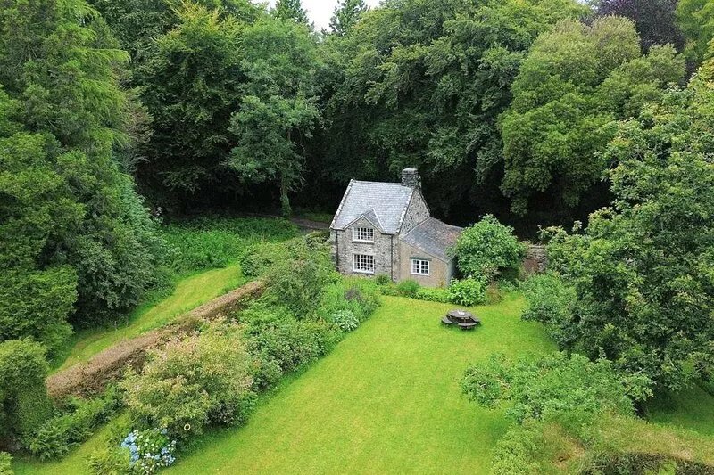 Garden Cottage - sleeps 6 guests  in 3 bedrooms