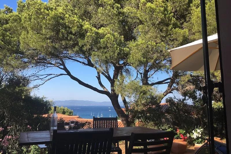 Côte d'Azur villa with stunning sea views for rent on the Giens Peninsula