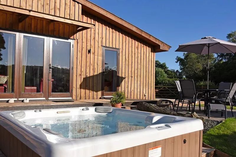 Ash Lodge has a private hot tub, spectacular views and boasts a peaceful