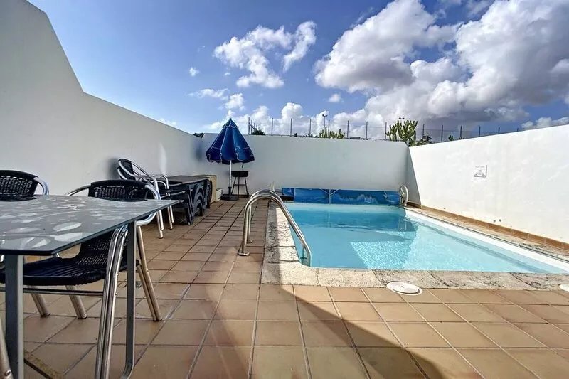 villa rosa gadis 6-8 pax 500m from beach and center. calm and cozy