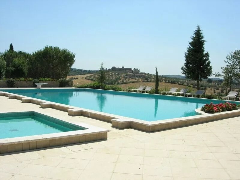 Beautiful Tuscan farmhouse with stunning views of Chianti countryside