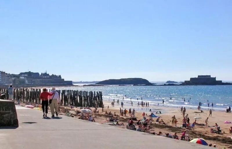 Bright apartment for 6 people near the sea and historical sites