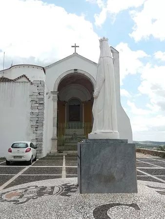 Estatua da Rainha Santa Isabel