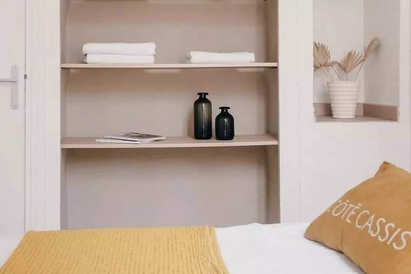 Cassis center, two-minute walk to port & beach, parking available