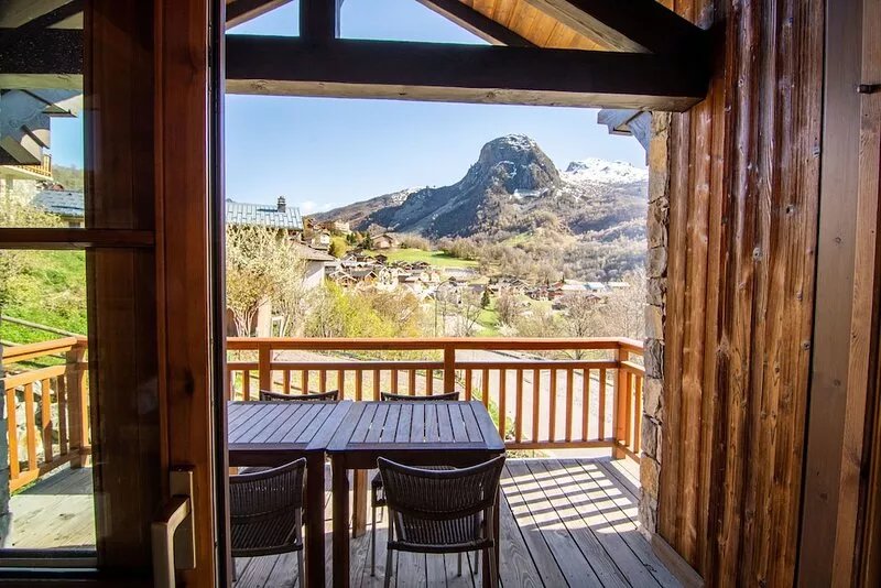 New bright & spacious penthouse apartment situated in St Martin de Belleville.