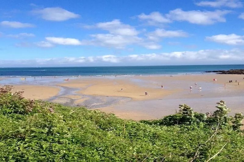 Arvor -Bright, spacious flat ,near sandy beach, coast paths and Falmouth Bay